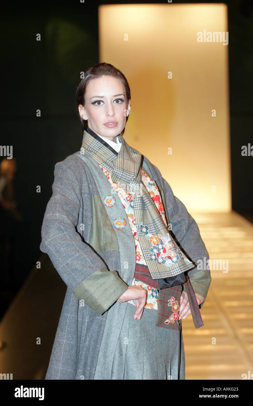 Model trägt Mantel und Rock Outfit an der Kleidung zeigen NEC Birmingham Dezember 2005 Stockfoto