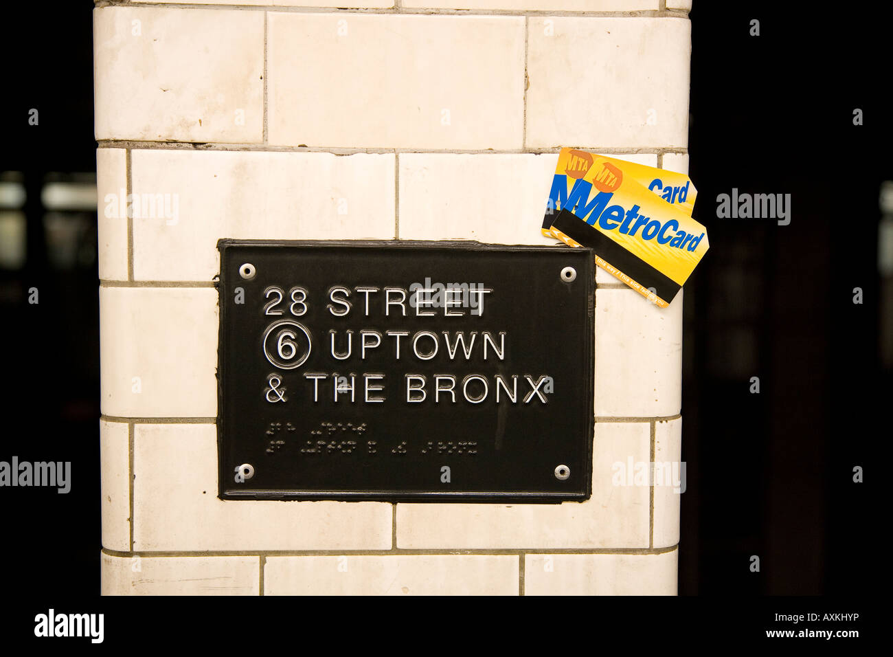 U-Bahn-Tickets versteckt auf einem Bahnhof Schild auf 28th Street für die Linie Richtung Uptown und in die Bronx Stockfoto