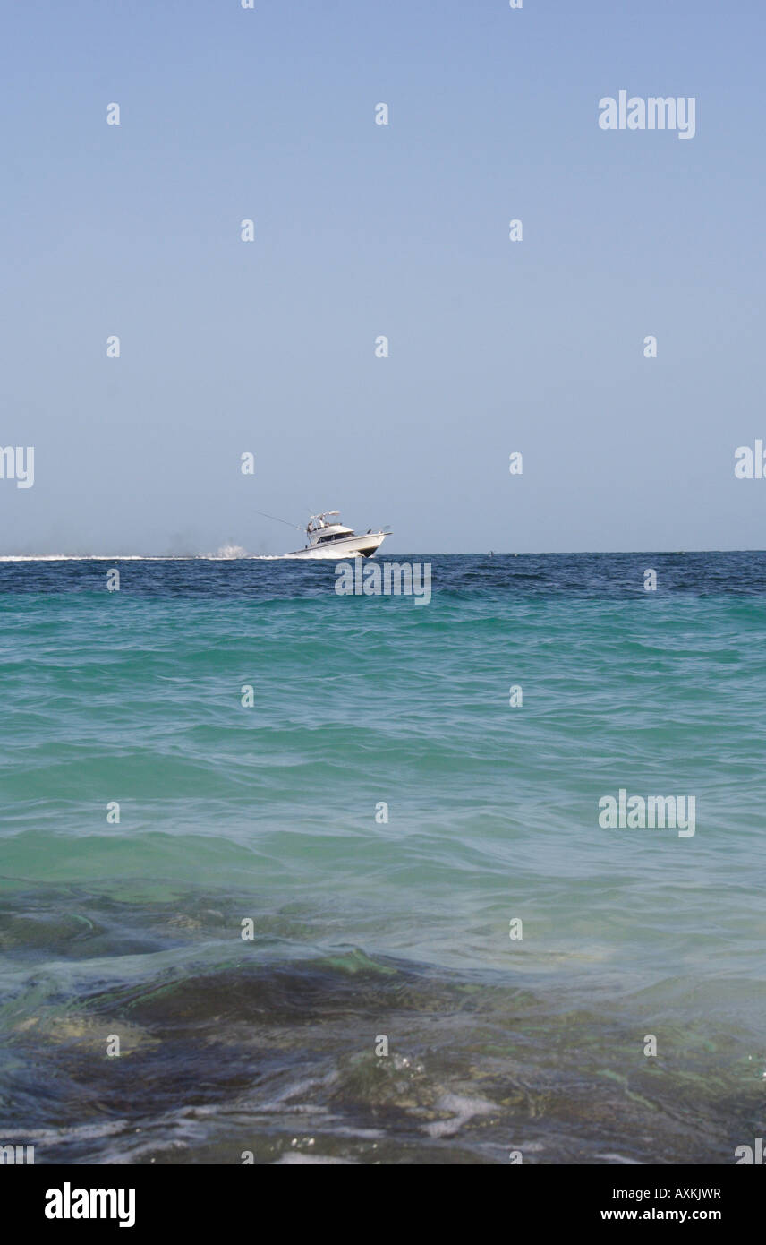 ein Motorboot in der Ferne am Horizont Stockfoto