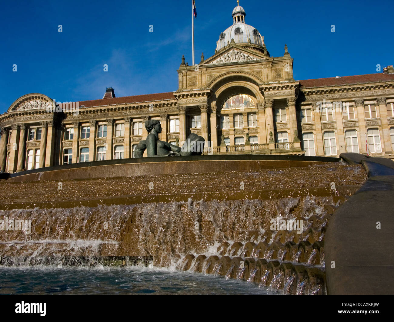 Der Fluss Brunnen vor Birmingham City Hall UK mit Frauenfigur repräsentieren die Lebenskraft von Dhruva Mistry Stockfoto