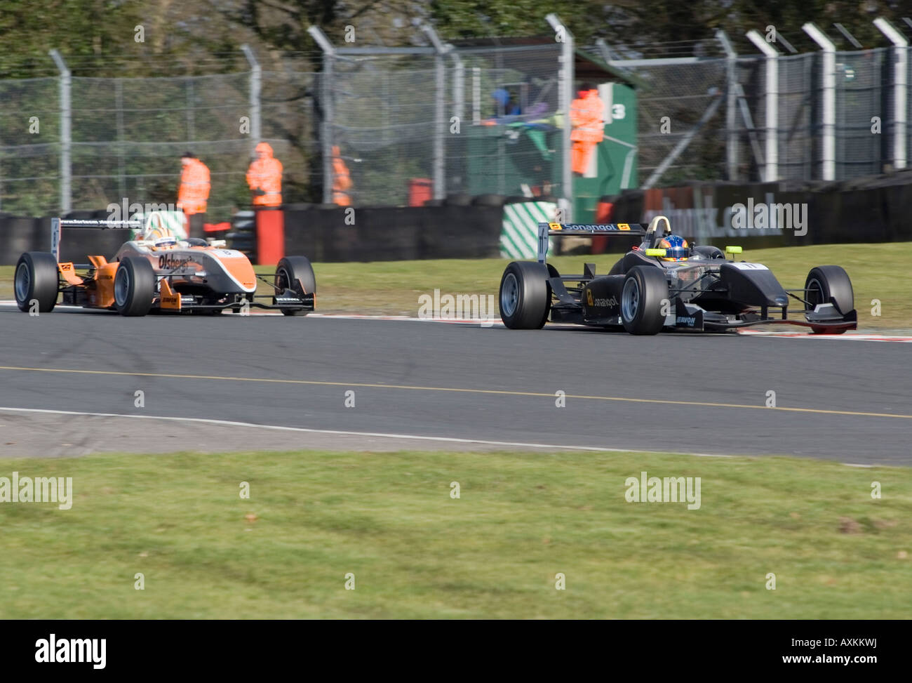 Mygale M-08F3 und Dallara F308 Mercedes HWA britische F3 internationale Serie Rennwagen am Oulton Park Motor Race Track Stockfoto