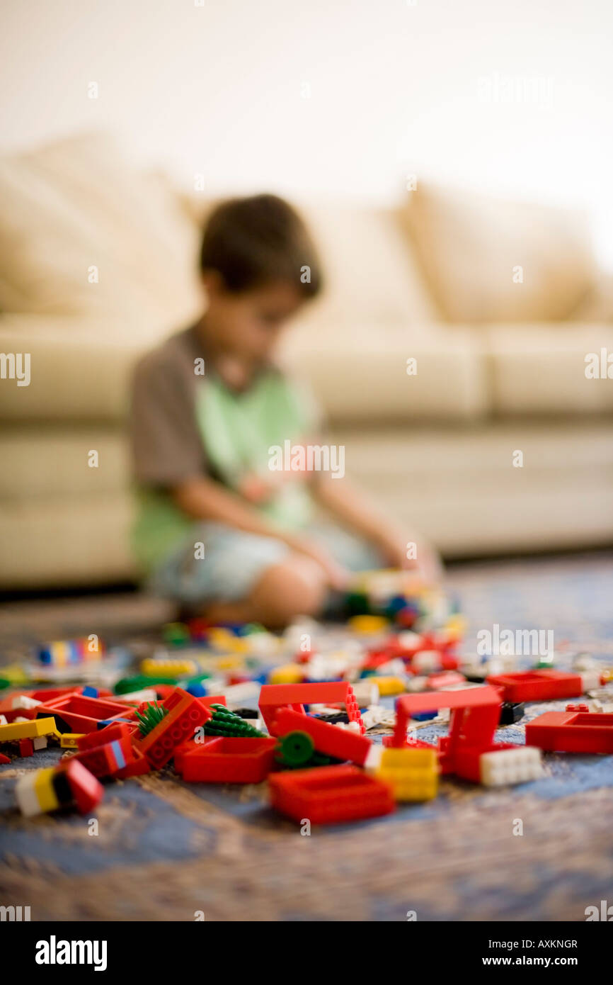 Jungen im Alter von sechs Jahren spielt mit Lego-Bausteinen Stockfoto