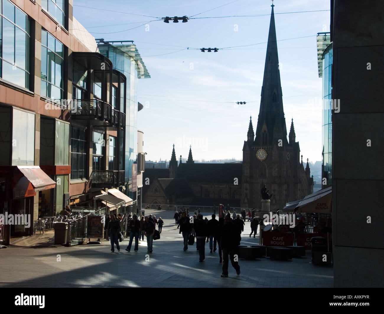 Wintersonne am Morgen auf dem Bullring Einkaufszentrum mit der renovierten St. Martins-Kirche im Hintergrund, Birmingham, UK Stockfoto