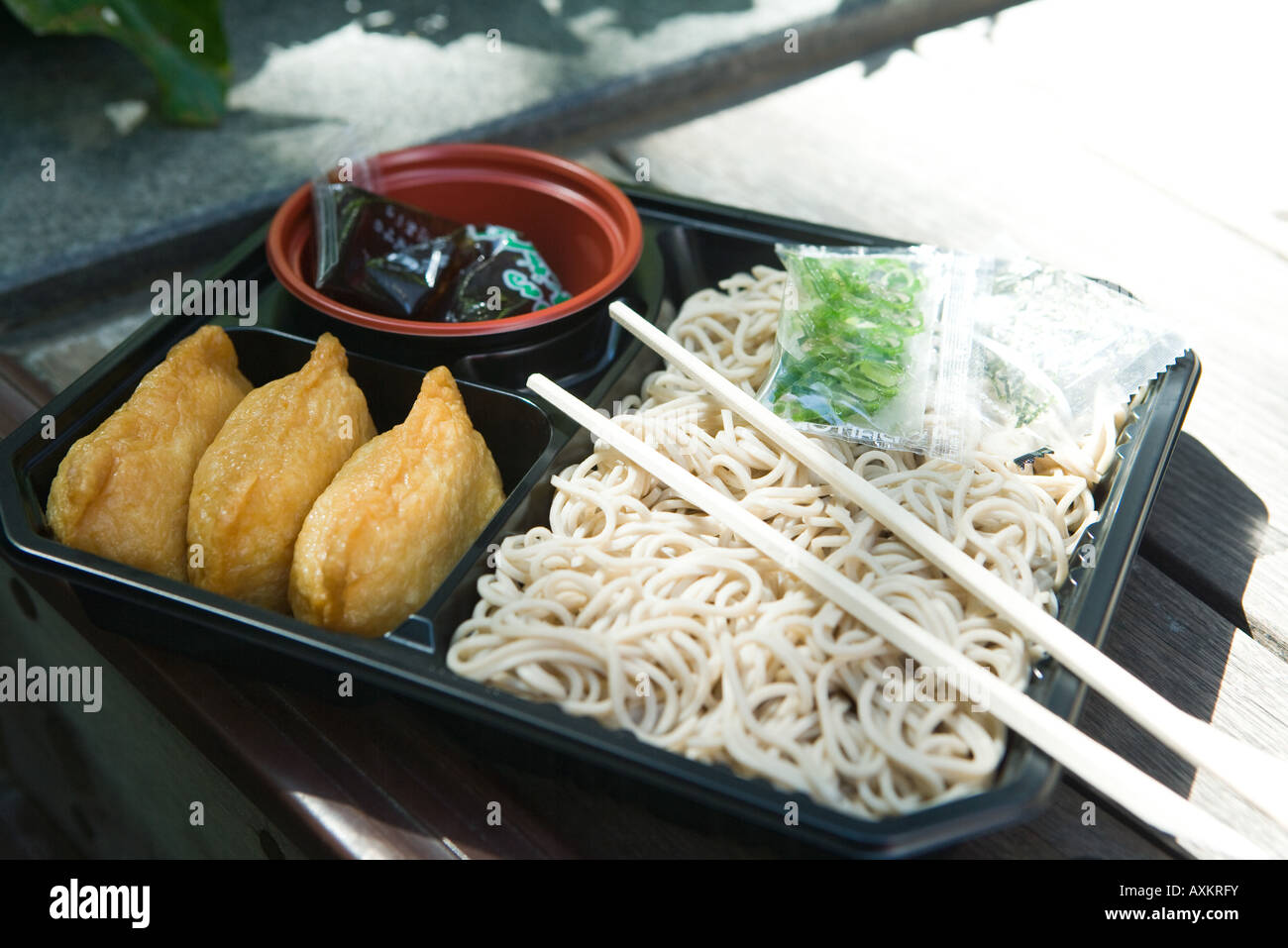 Fertige Inari Sushi und Nudeln Stockfoto