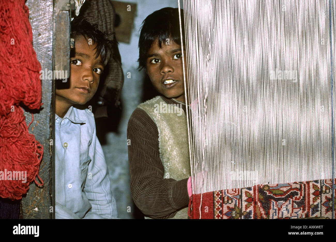 Indien Handwerk Uttar Pradesh Agra Teppich machen jungen Blick durch die Verwerfung Stockfoto