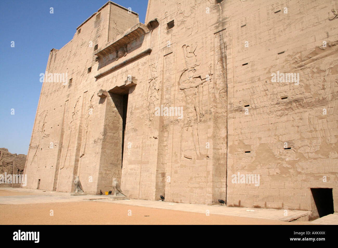 Edfu Tempel des Horus - Tempelfront [Edfu, Ägypten, arabische Staaten, Afrika]. Stockfoto