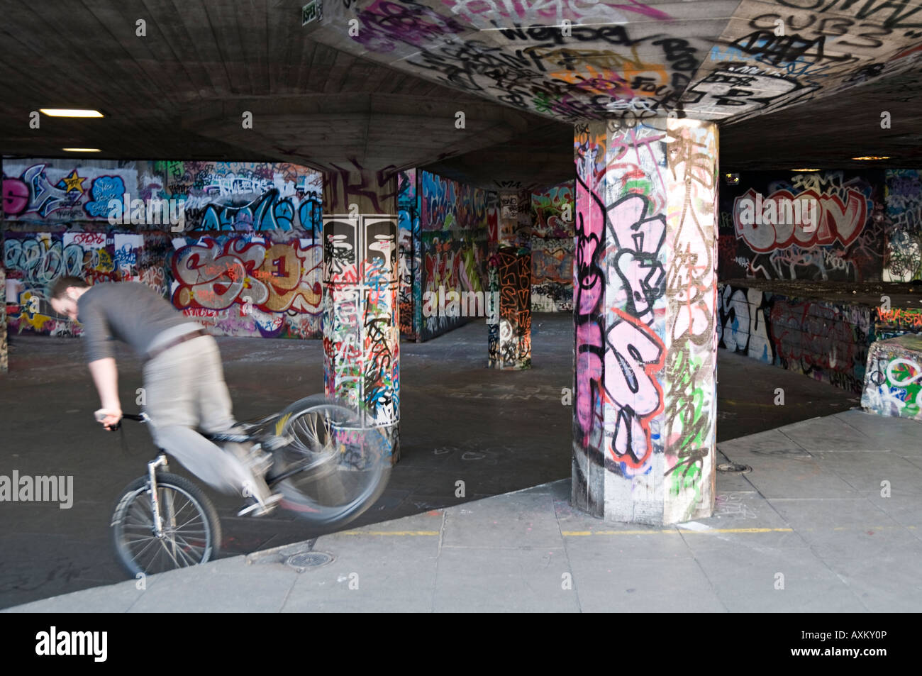 Motorrad-Stuntfahrer South Bank London Stockfoto