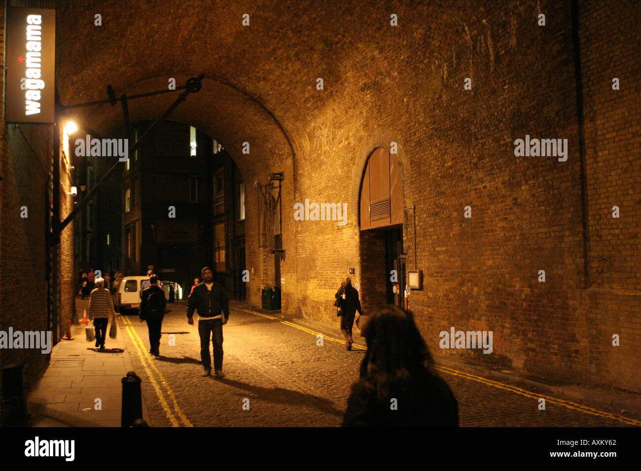 Im Tunnel unter der Eisenbahnbrücke in der Nähe von Clink Prison Museum in der Nacht auf der Londoner South Bank Stockfoto