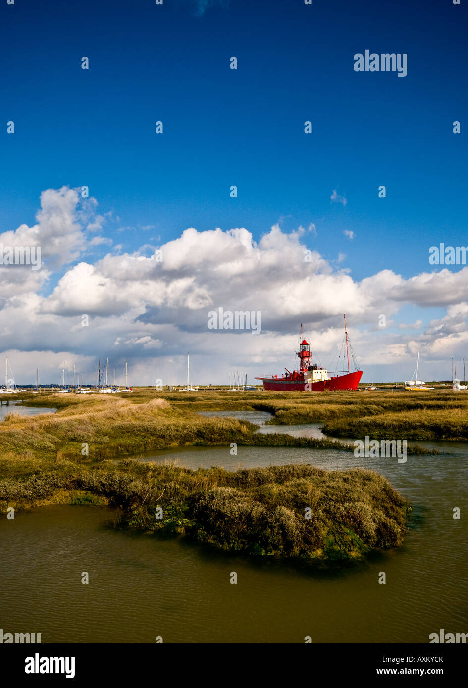 Tollesbury Marina Essex - ein altes Feuerschiff mit einem leuchtend roten Rumpf in Tollesbury Marina in Essex. Stockfoto