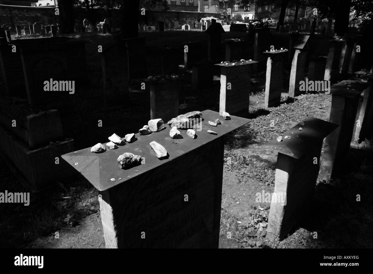 Stein-Angebote auf einem Grabstein auf dem jüdischen Friedhof von Remu'h, Krakau, Polen. Stockfoto