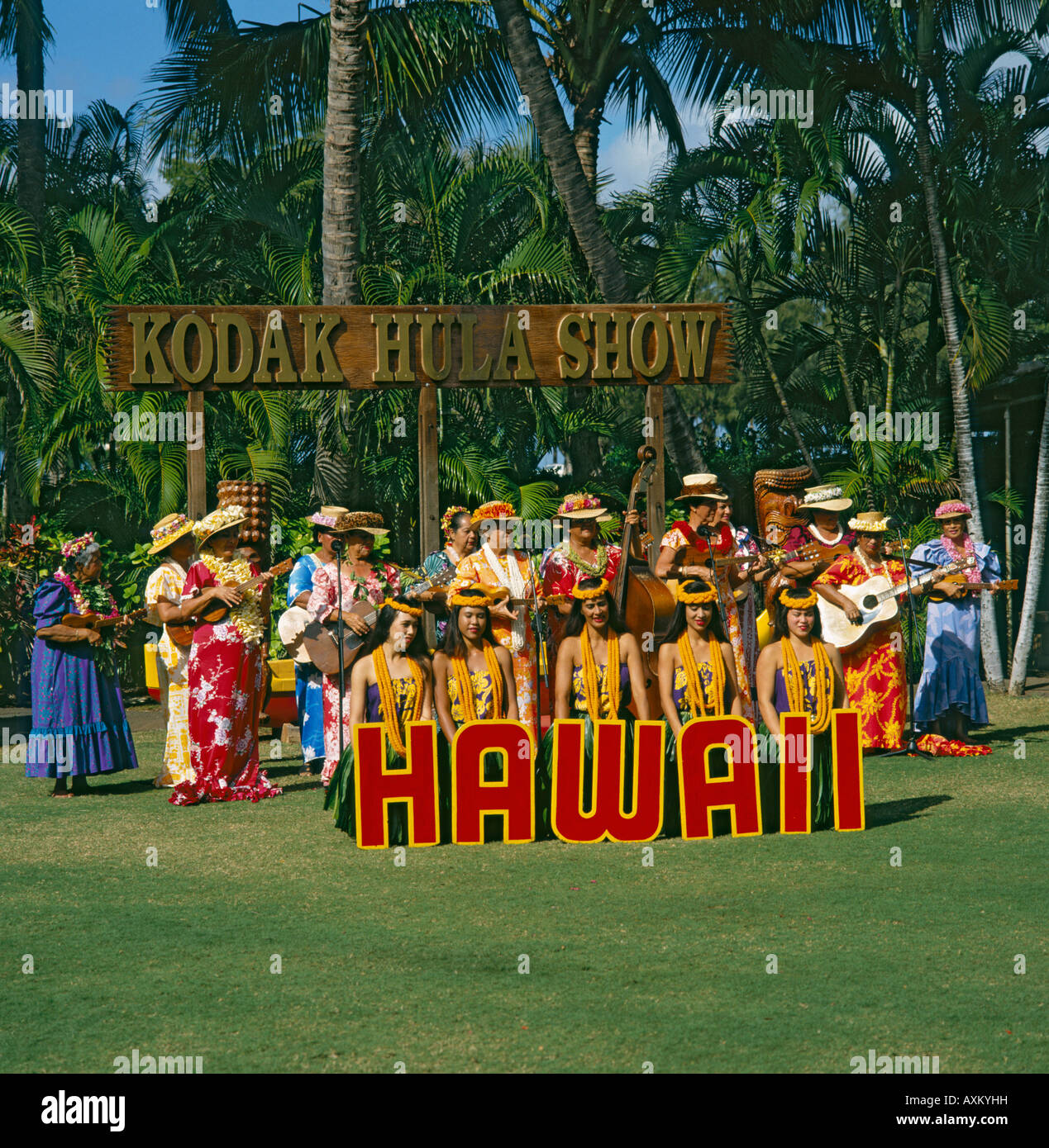 Große Gruppe von hawaiianische Tänzer und Sänger mit Gitarren Ukulelen bei The Kodak Hula Show in Waikiki Honolulu Hawaii unterhalten Stockfoto