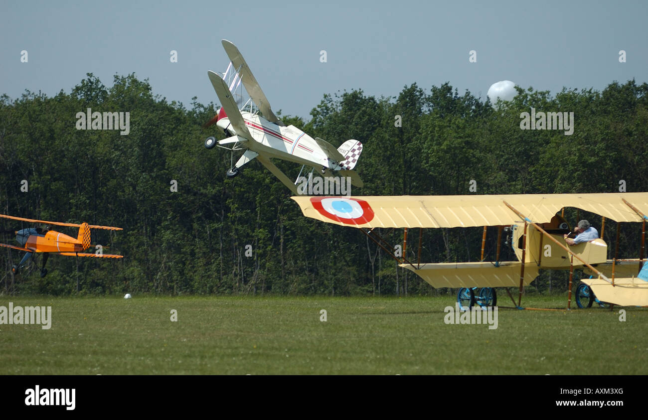 Französische Oldtimer Airshow in La Ferte Alais mit zwei Bücker Bu-133 Doppeldecker und alte Caudron G3 (rechts) Stockfoto