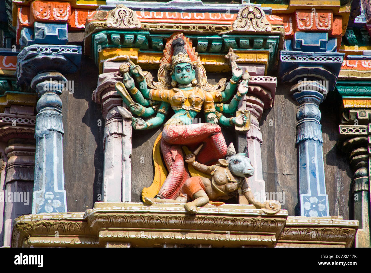 Geschnitzte Frauenfigur mit acht Armen auf einem Gopuram Meenakshi Tempel, Madurai, Tamil Nadu, Indien Stockfoto