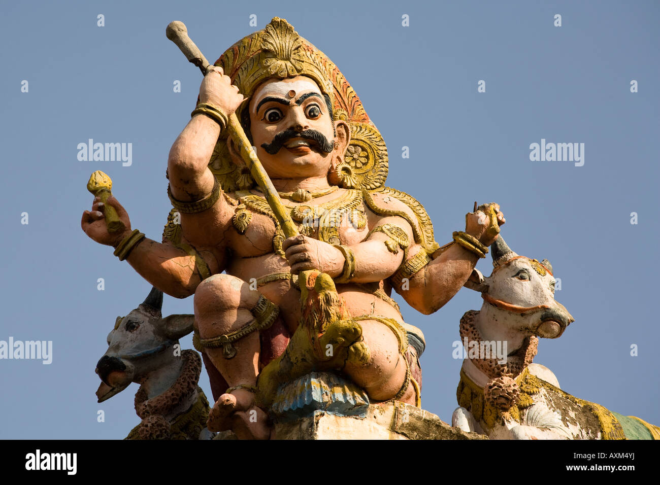 Hindu-vier bewaffneten Gottheit, geschnitzt, Meenakshi Tempel, Madurai, Tamil Nadu, Indien Stockfoto