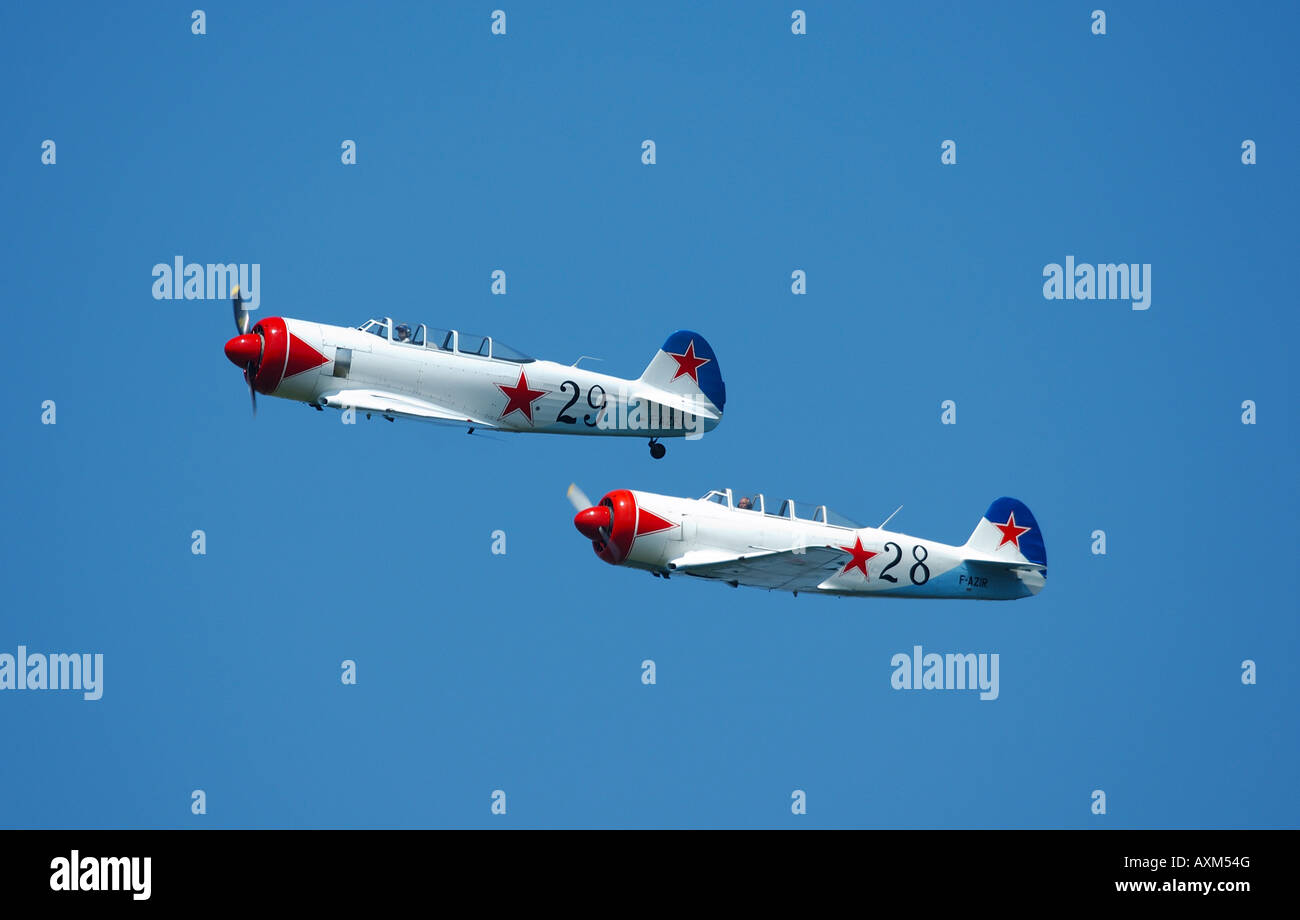 Zwei Yak-11 im Formationsflug, ein alten 50er-Jahre-Trainer russische Flugzeuge französische Oldtimer Flugshow, La Ferte Alais, Frankreich Stockfoto