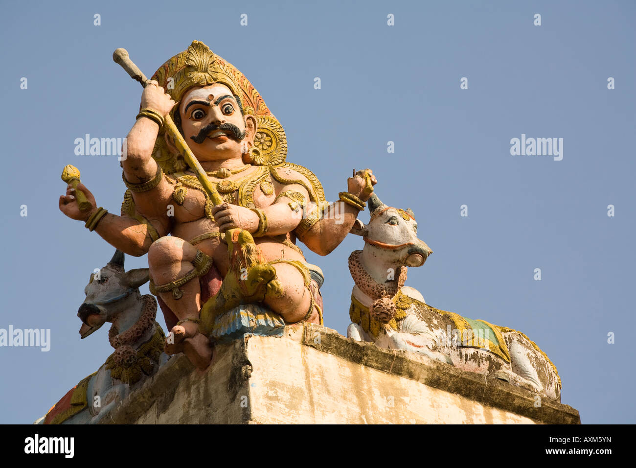 Hindu-vier bewaffneten Gottheit, geschnitzt, Meenakshi Tempel, Madurai, Tamil Nadu, Indien Stockfoto