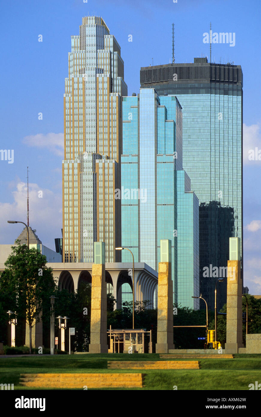 TEIL DER SKYLINE VON MINNEAPOLIS, MINNESOTA UMFASST WELLS FARGO CENTER, IDS CENTER UND DAIN RAUSCHER PLAZA. SOMMER. Stockfoto