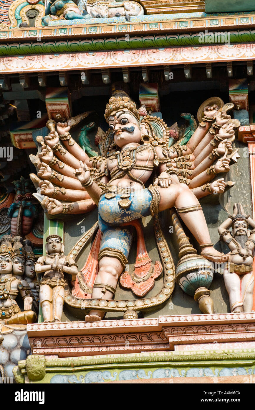 Hindu-zwölf bewaffneten Gottheit, geschnitzt, Meenakshi Tempel, Madurai, Tamil Nadu, Indien Stockfoto