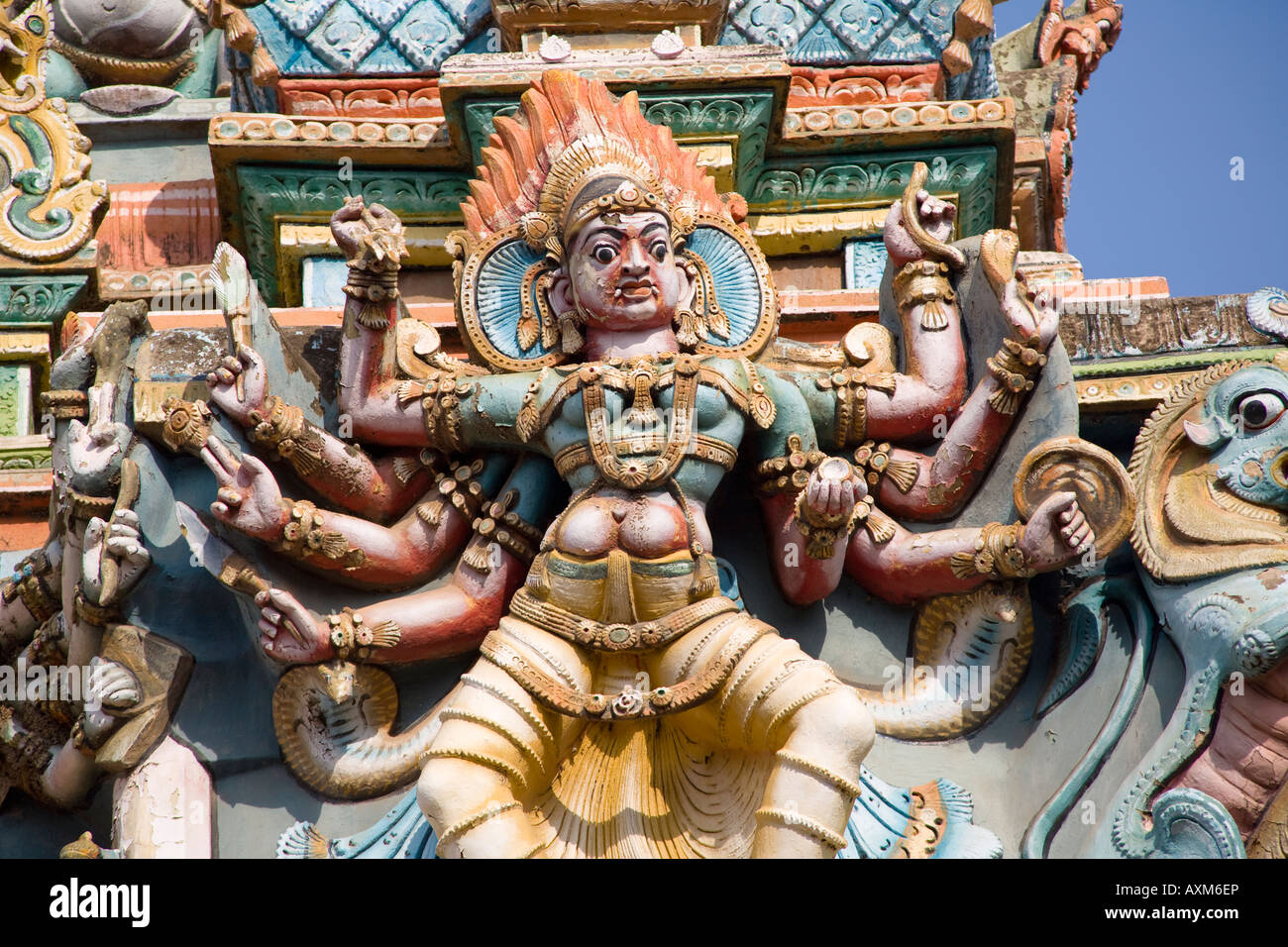 Geschnitzte Figur mit acht Armen auf einem Gopuram Meenakshi Tempel, Madurai, Tamil Nadu, Indien Stockfoto