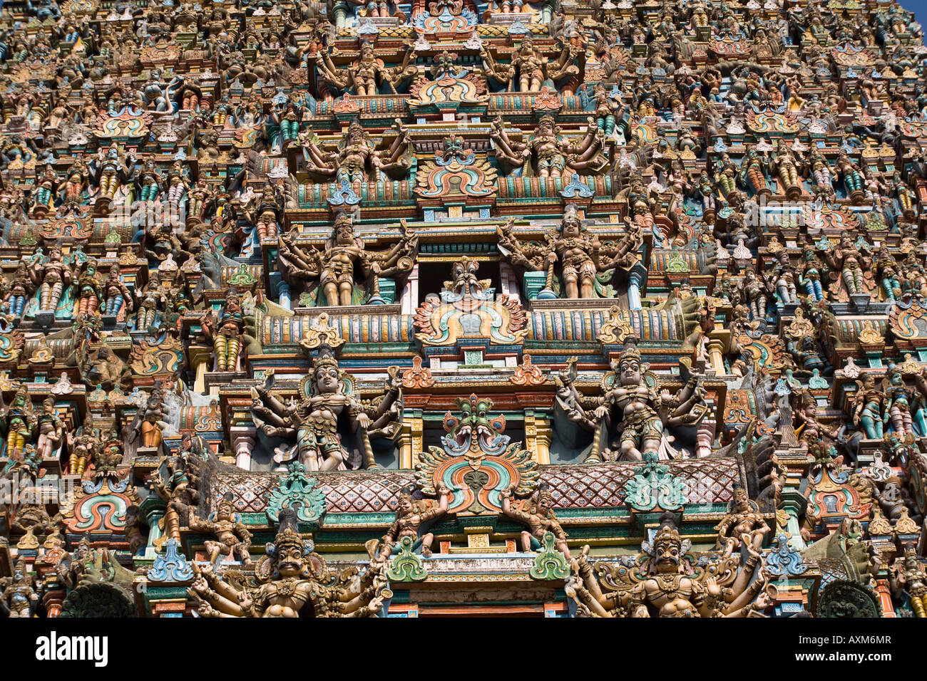 Geschnitzte Figuren auf einem Gopuram Meenakshi Tempel, Madurai, Tamil Nadu, Indien Stockfoto