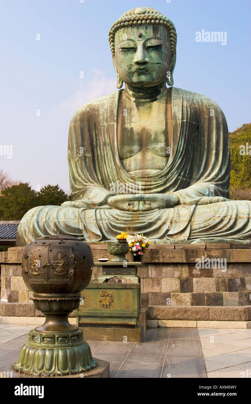 Daibutsu riesige Buddha-Statue mit Urne in Kamakura, Japan Stockfotografie  - Alamy
