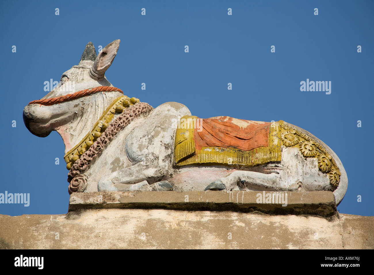 Geschnitzten und bemalten Statue der Heiligen Kuh oder Bulle, Meenakshi Tempel, Madurai, Tamil Nadu, Indien Stockfoto