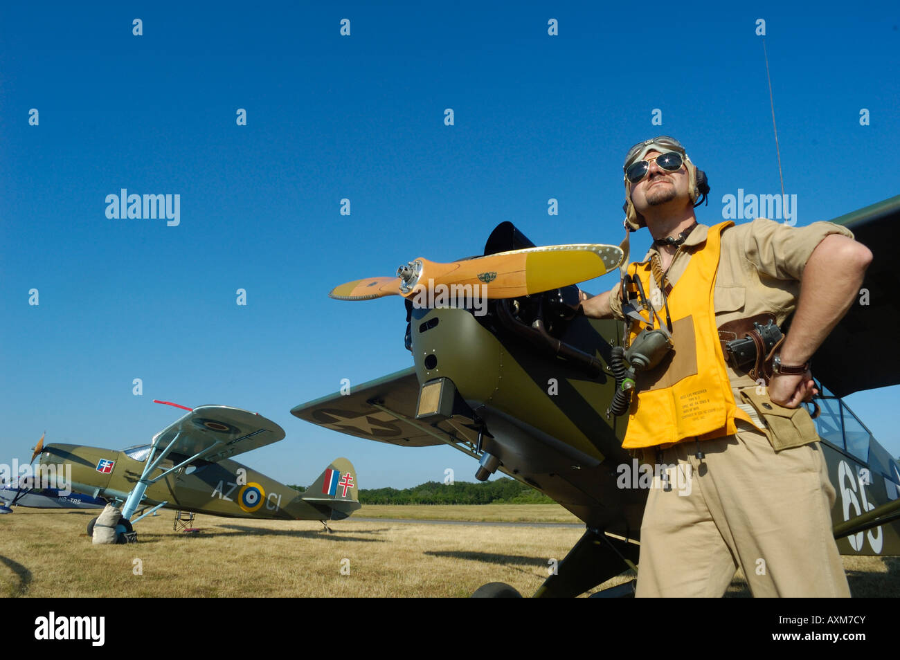 Pilot WWII US Army uniform vor einer Piper j-3 Cub (auch Ref l-4) Stockfoto