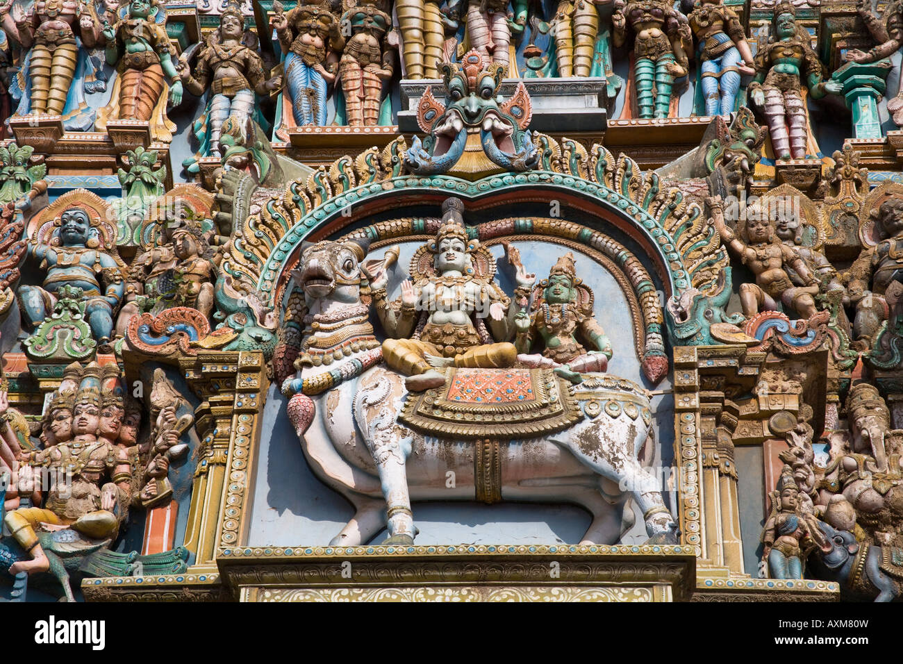 Hindu-Gottheit und Tierfigur, geschnitzt, Meenakshi Tempel, Madurai, Tamil Nadu, Indien Stockfoto