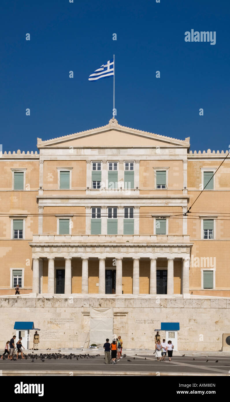Die griechische Flagge über dem neoklassischen Parlament, durch den Evzones der Präsidentengarde in der Vorplatz, Athen, Griechenland Stockfoto