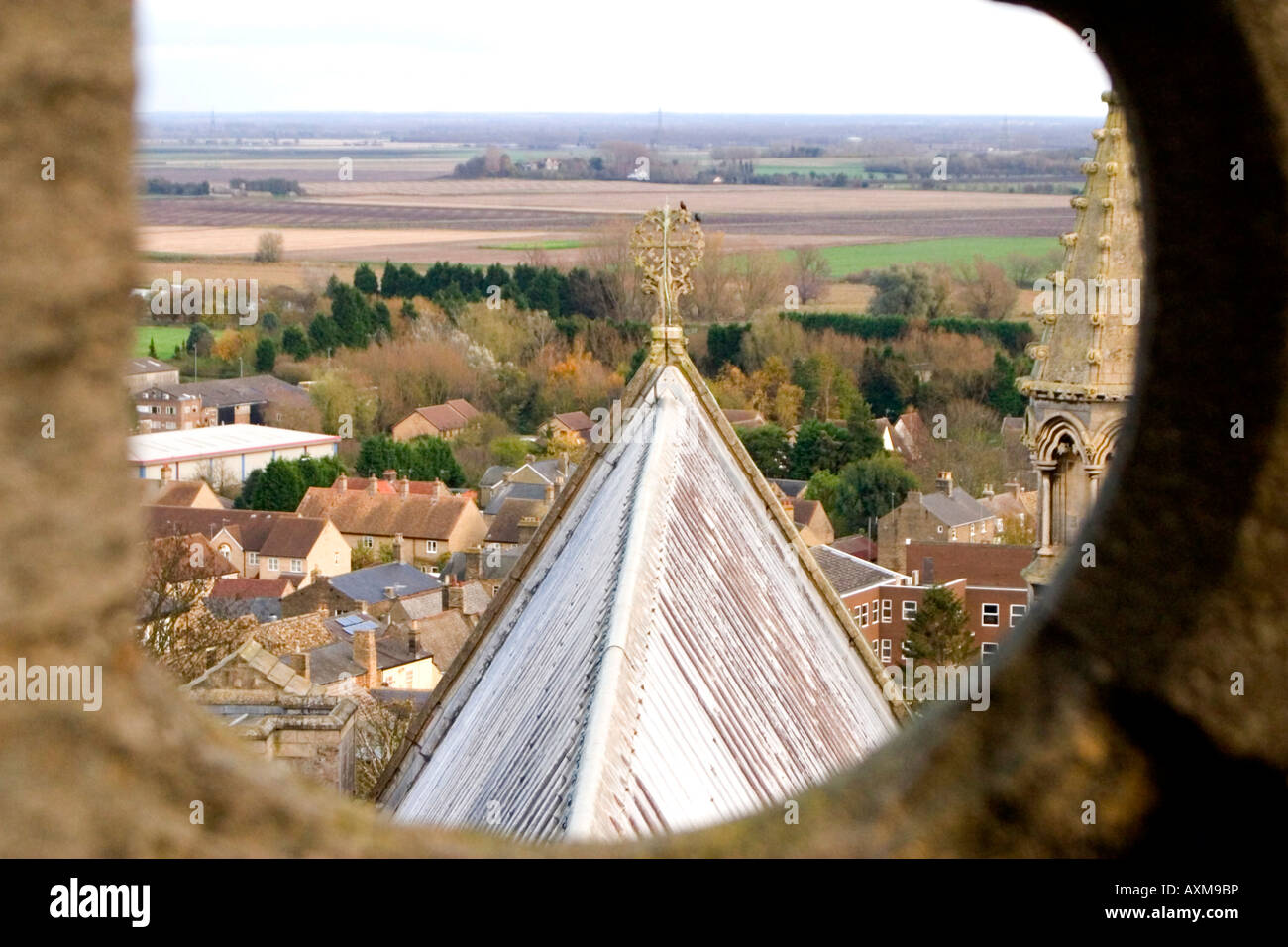 Kante auf dem Dach der Ely-Kathedrale durch Loch in der Wand Stockfoto