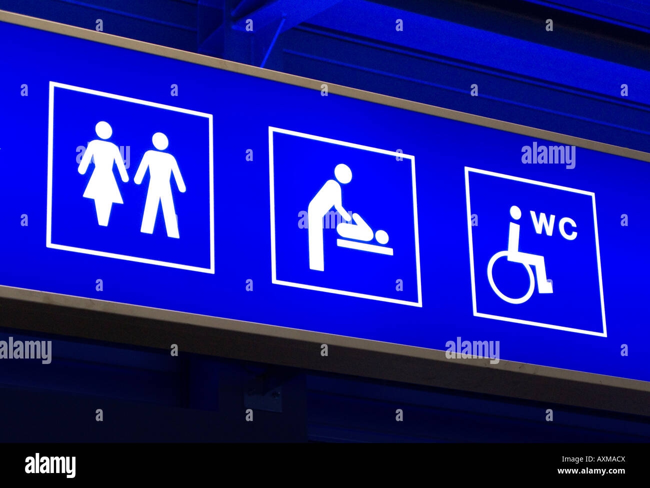 Schild mit verschiedenen WC-Anlagen am Flughafen. Stockfoto