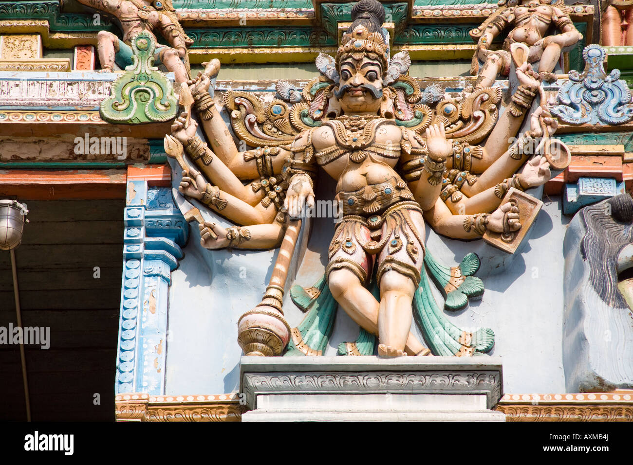 Geschnitzte männliche Gottheit mit zehn Armen auf einem Gopuram Meenakshi Tempel, Madurai, Tamil Nadu, Indien Stockfoto