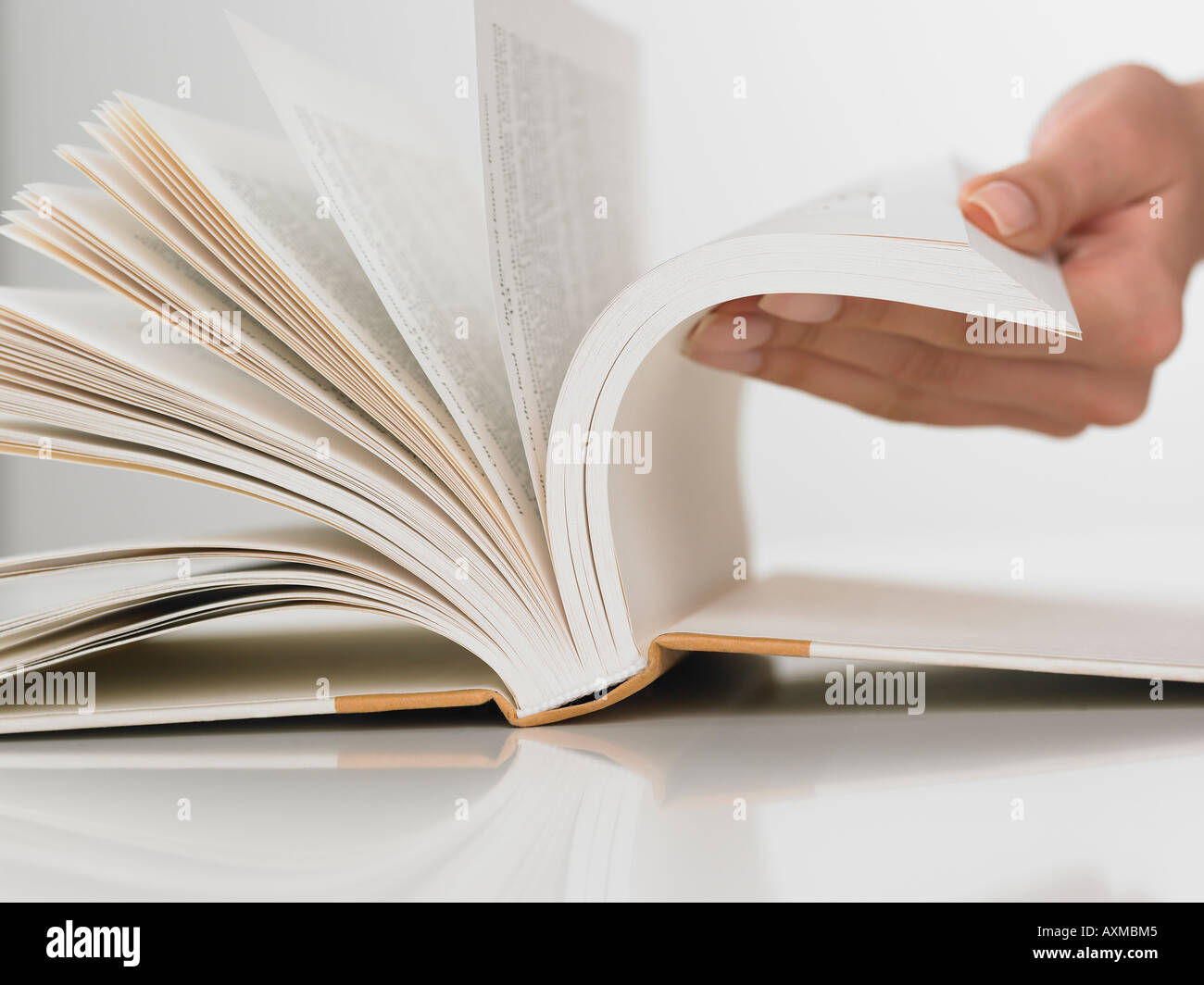 Nahaufnahme von Frau spiegeln Seiten im Buch Stockfoto