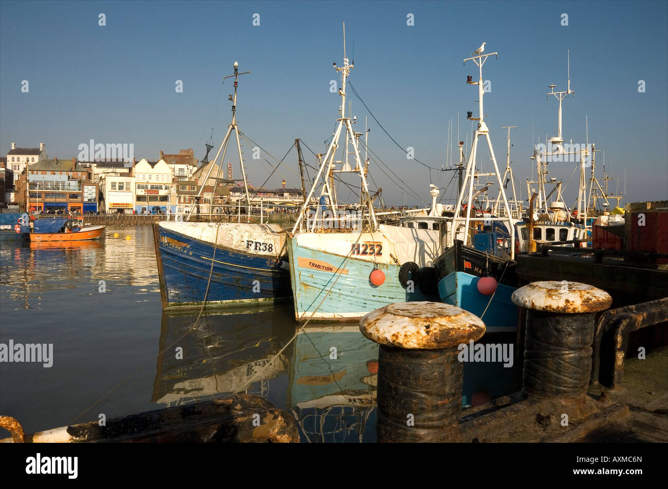 Angeln Trawler Boote Trawler Boot im Winter Bridlington Harbor East Yorkshire England UK Vereinigtes Königreich GB Großbritannien Stockfoto