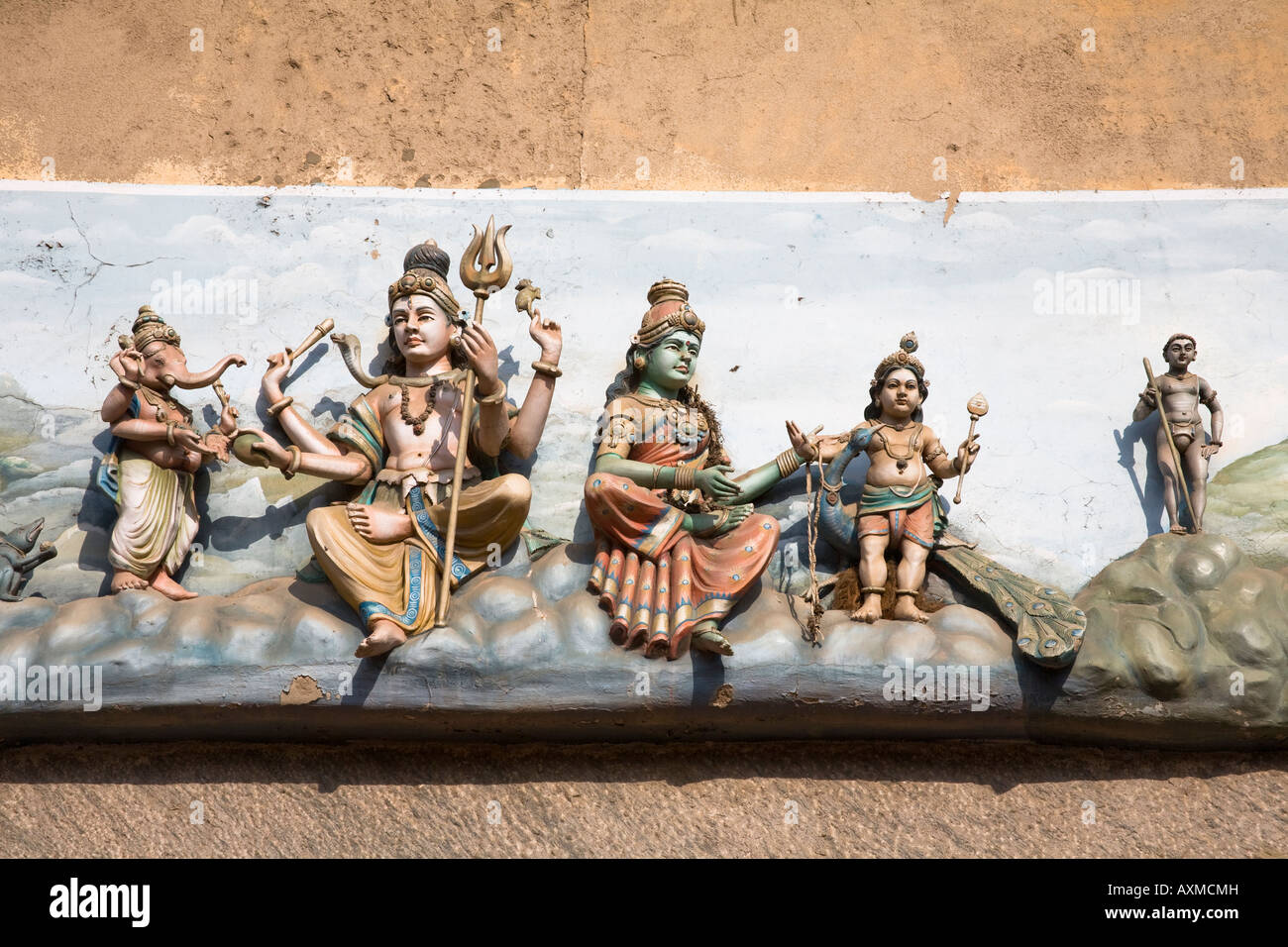 Geschnitzte Figuren auf einem Gopuram Meenakshi Tempel, Madurai, Tamil Nadu, Indien Stockfoto
