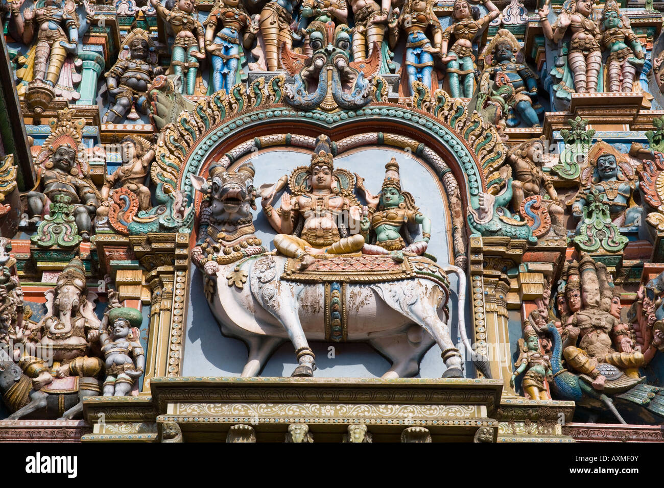 Geschnitzte Hindu-Gottheiten und Tierfigur, Meenakshi Tempel, Madurai, Tamil Nadu, Indien Stockfoto