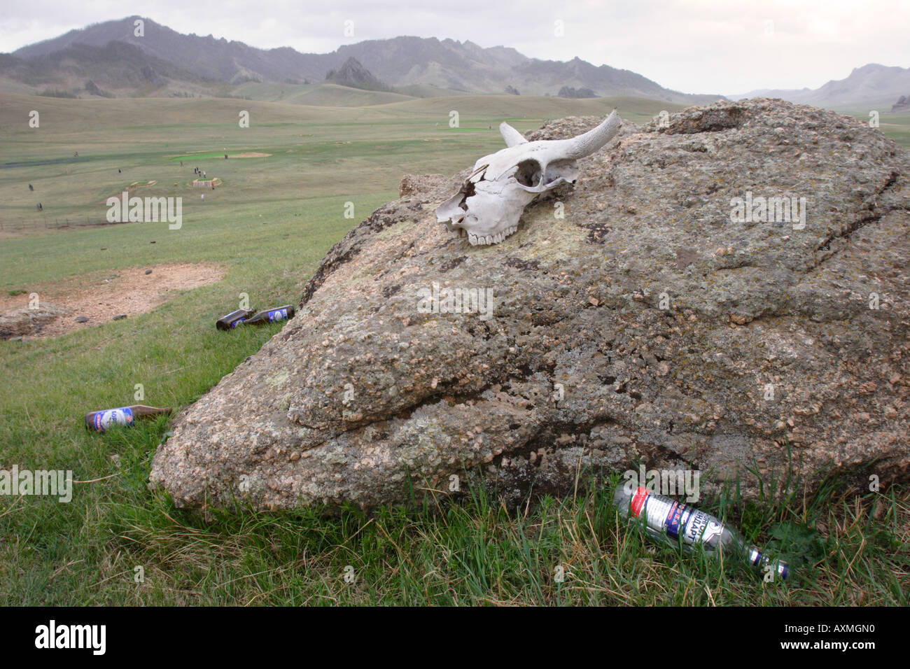 leere bier und wodka flaschen liegend auf dem boden tarelsch nationalpark mongolei axmgn0