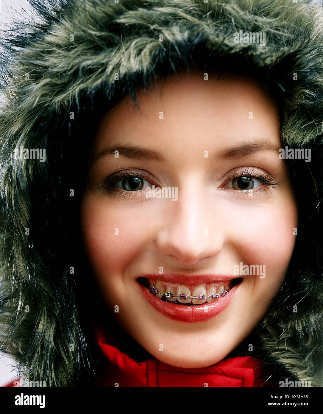 Porträt einer jungen Frau in eine Winterjacke. Stockfoto