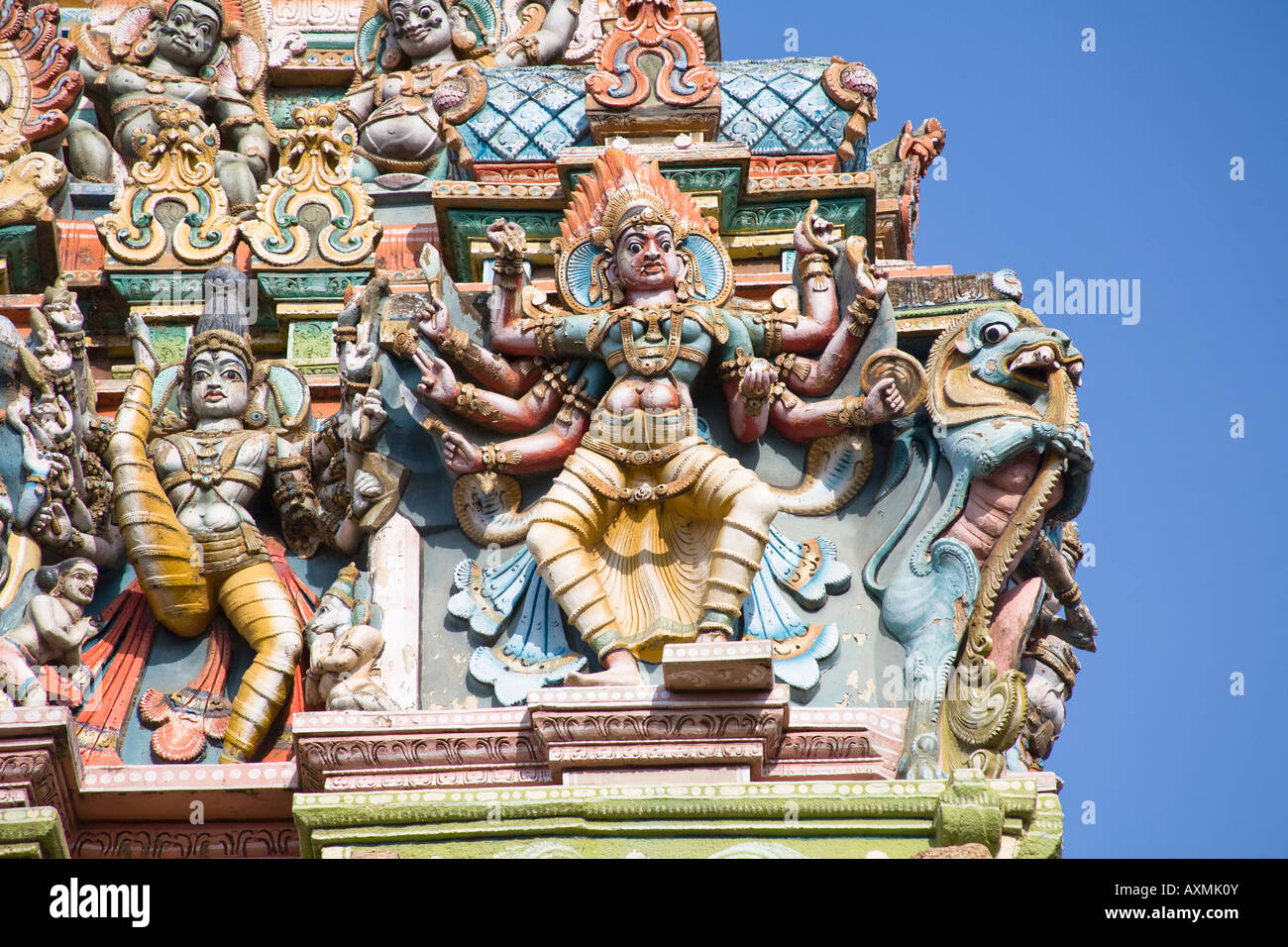 Geschnitzte Figur mit acht Armen auf einem Gopuram Meenakshi Tempel, Madurai, Tamil Nadu, Indien Stockfoto