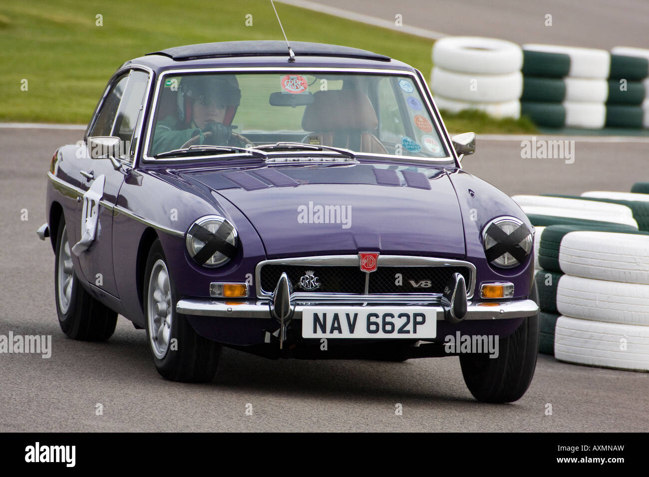 MG BGT V8 1976 an die Schikane während des GRRC-Frühling-Sprints bei Goodwood, Sussex, UK. Stockfoto