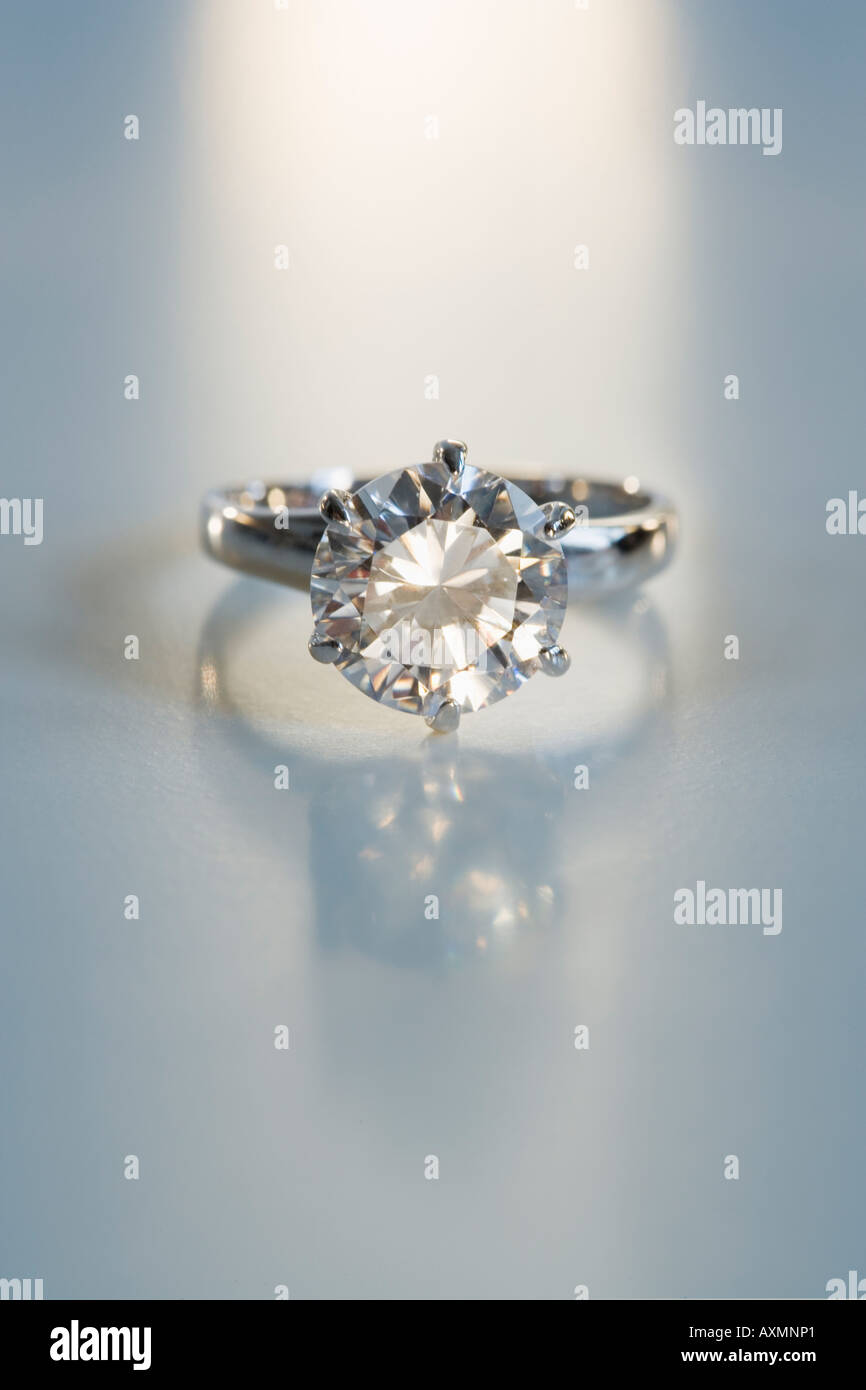 Diamant Ring in sechs Säulen silbernen Einstellung auf Tisch Stockfoto