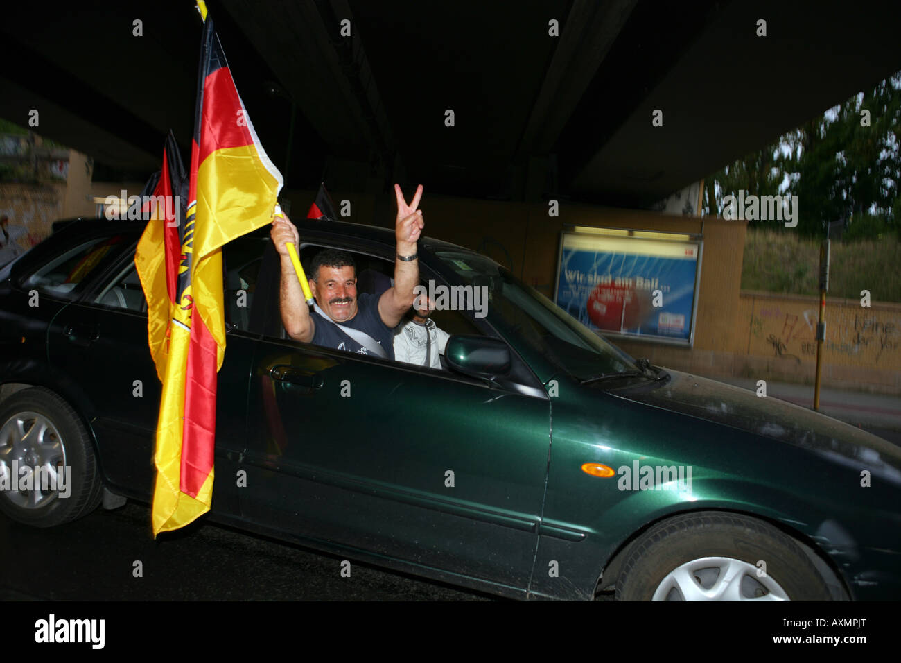Nachdem das Spiel Deutschland gegen Argentinien türkische Fan in seinem Auto Stockfoto