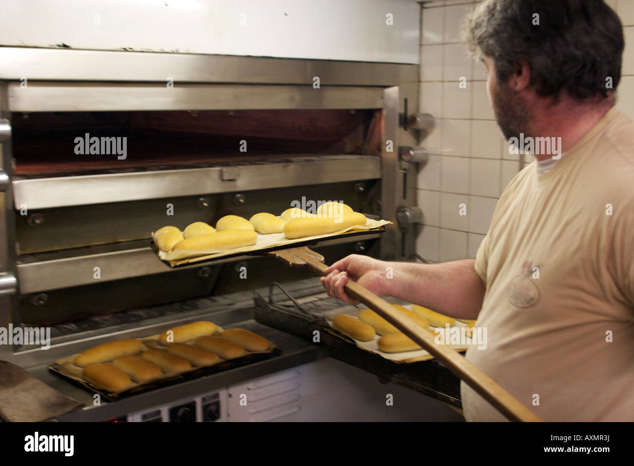 Baker Jacques Langlois unter Brot Brote aus seinem Ofen in seiner Bäckerei auf der rue Laufe in Rouen, Seine-Maritime, Frankreich. Stockfoto