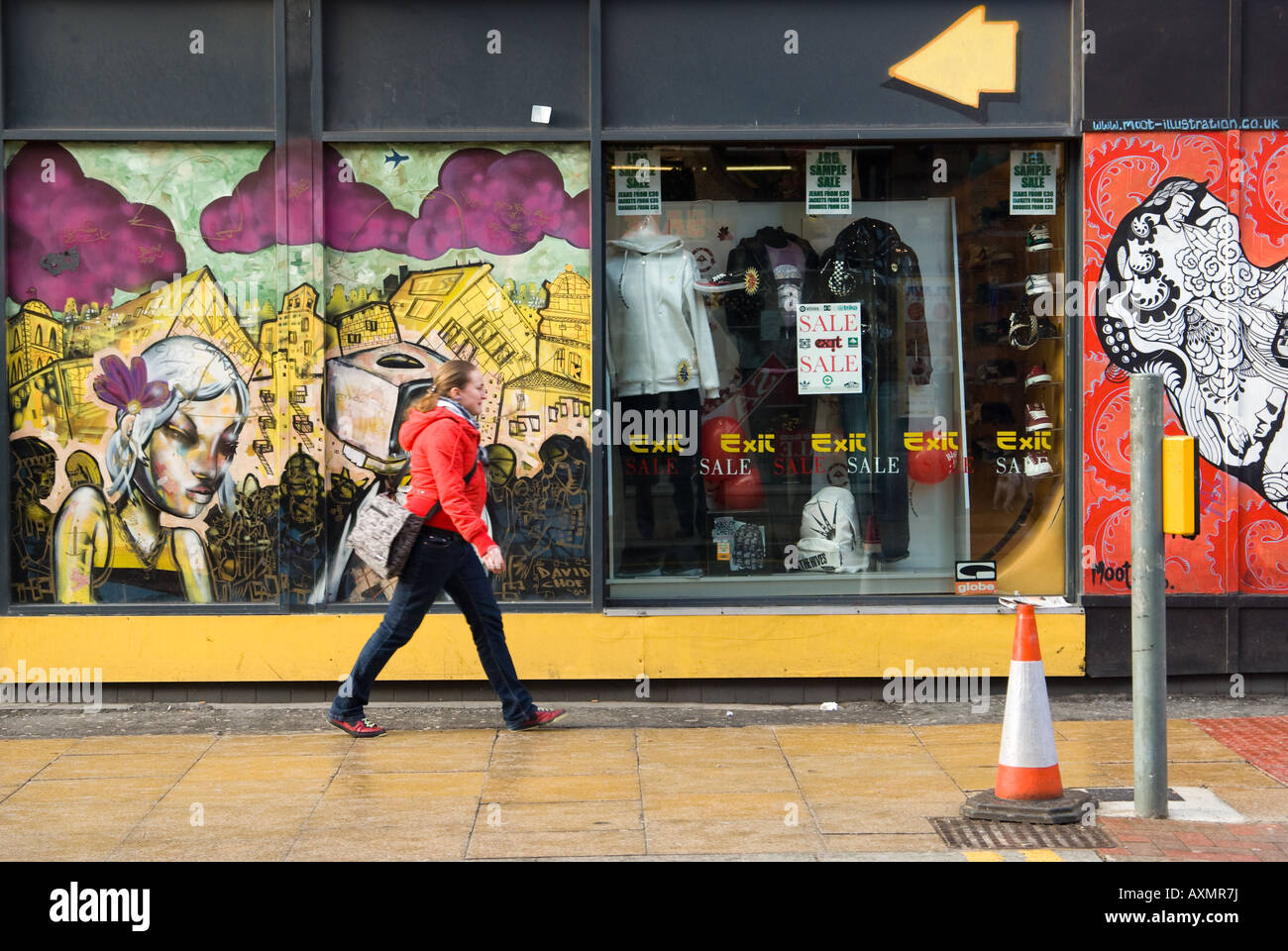 Ladenfront im Northern Quarter Tibb Street Manchester mit Frau vorbeigehen Stockfoto