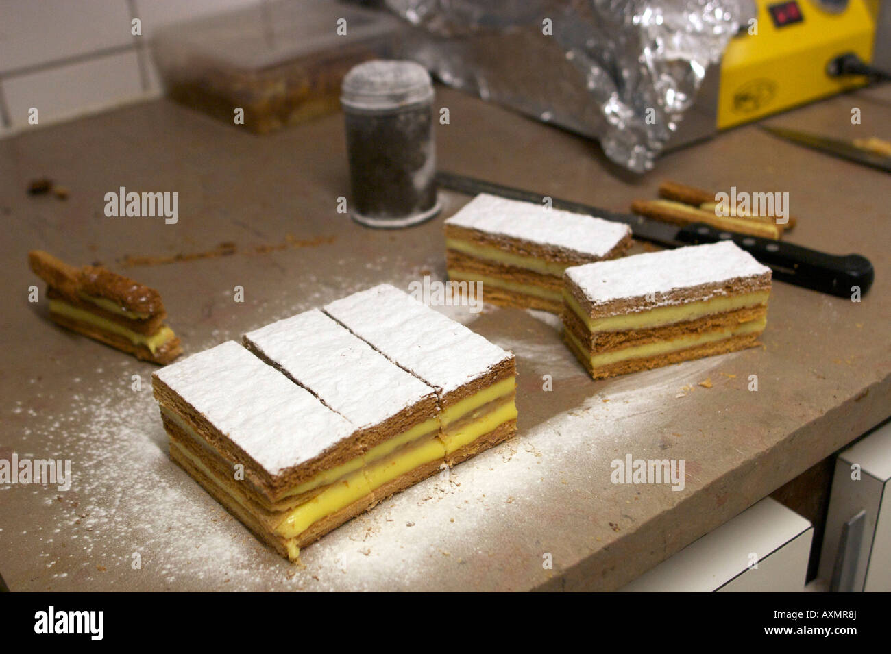 Blätterteig-Gebäck in der Bäckerei von Jacques Langlois auf der rue Laufe in Rouen, Seine-Maritime, Frankreich. Stockfoto