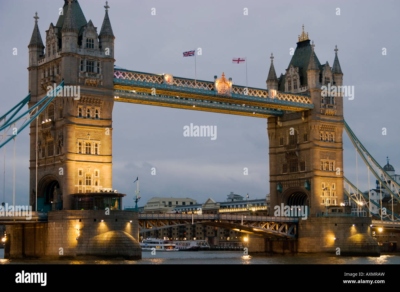 London Tower Bridge bei Nacht Stockfoto