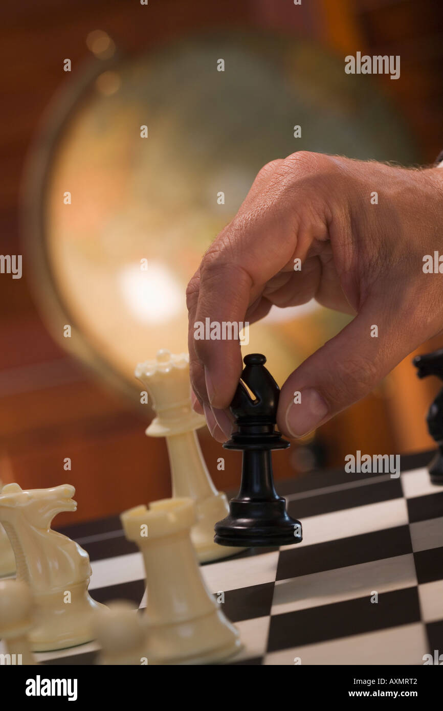 Hand bewegen Schachfigur Stockfoto