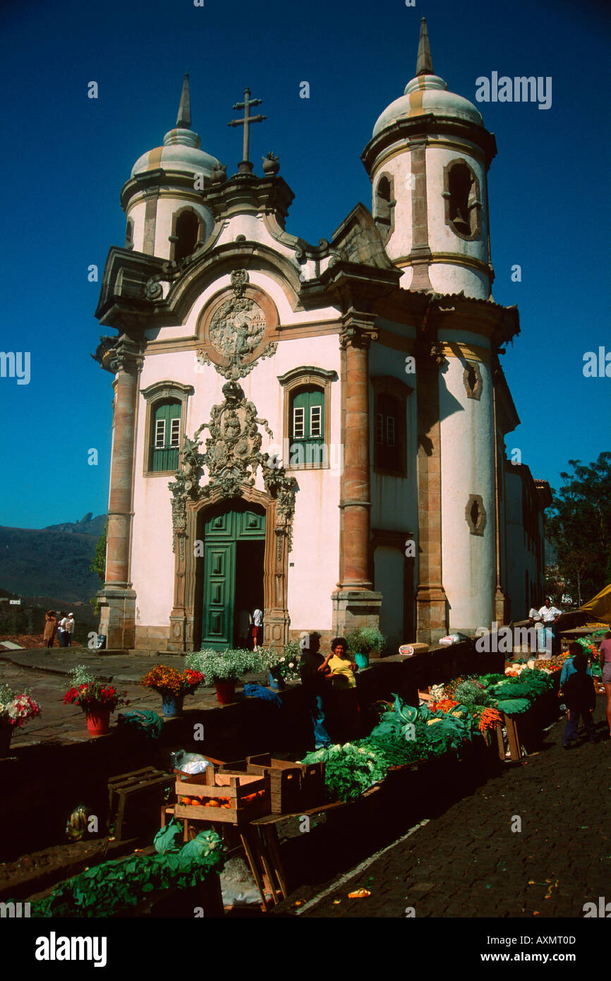 Blumen- und Gemüsemarkt Anbieter vor Sao Francisco de Assis Kirche in Ouro Preto Minas Gerais Brasilien Stockfoto