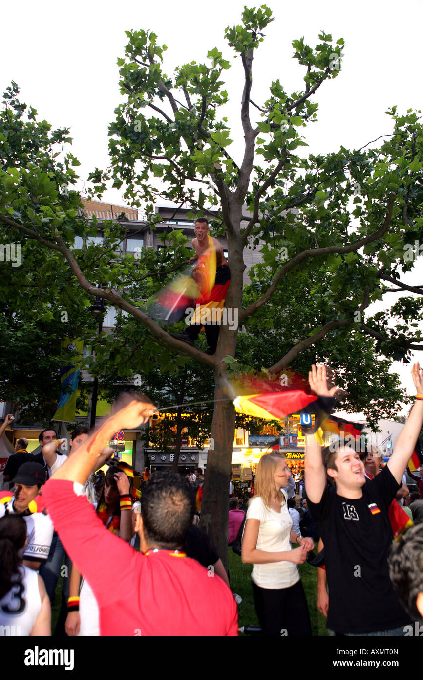 Nachdem das Spiel Deutschland gegen Argentinien Fans auf dem Kudamm in Berlin Stockfoto