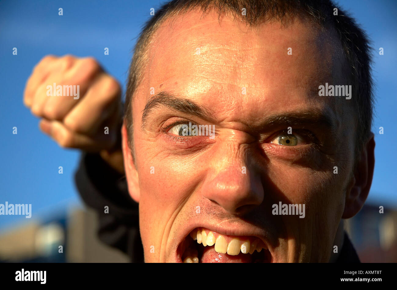 Gesicht und Faust ein sehr verärgerter Mann Gesicht und Faust eines Mannes, sehr wütend Stockfoto